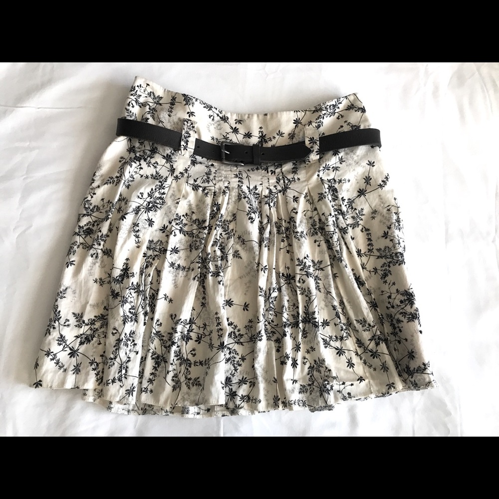 Super cute pleated mini skirt